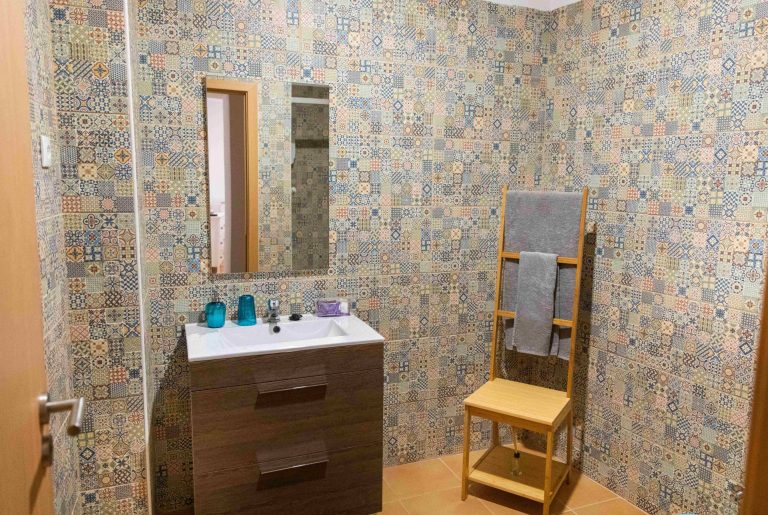 spacious bathroom alvor guesthouse
