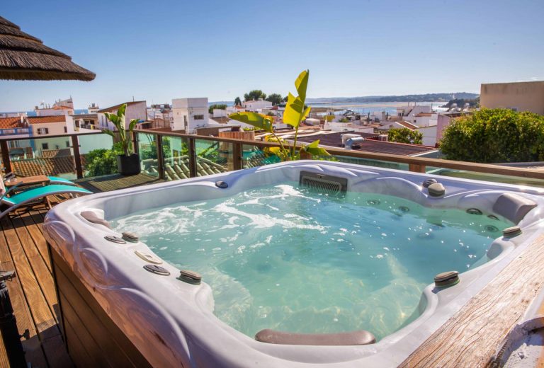 Here you can enjoy this jacuzzi and enjoy this magnificent view of the lagoon of Alvor.